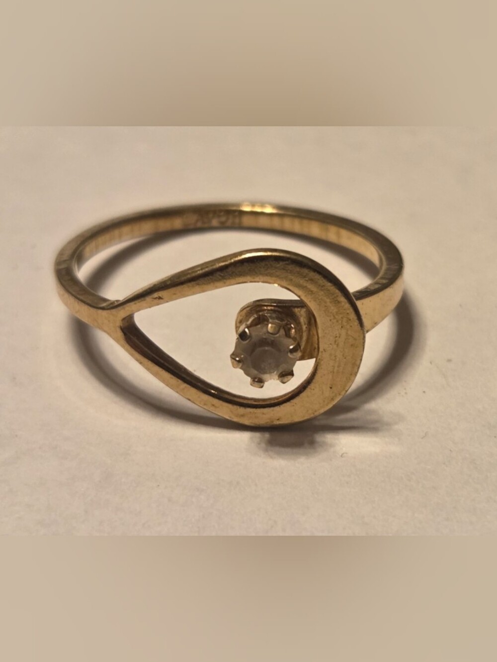Vintage Avon Gold Tone Ring With Rhinestone Size 5